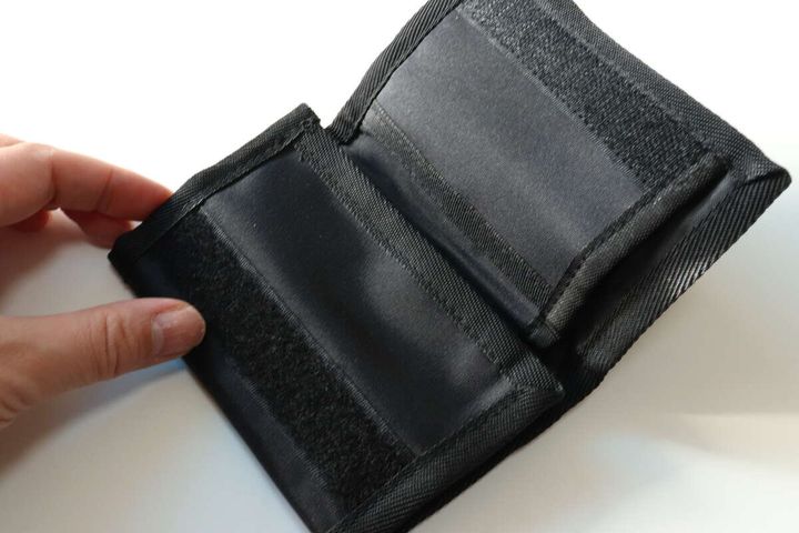 ダイソーの紐付キッズ三つ折りウォレット（ブラック）を広げた状態