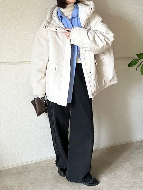 ウィメンズフレイサイドワイドデニムパンツと白アウターコーデ