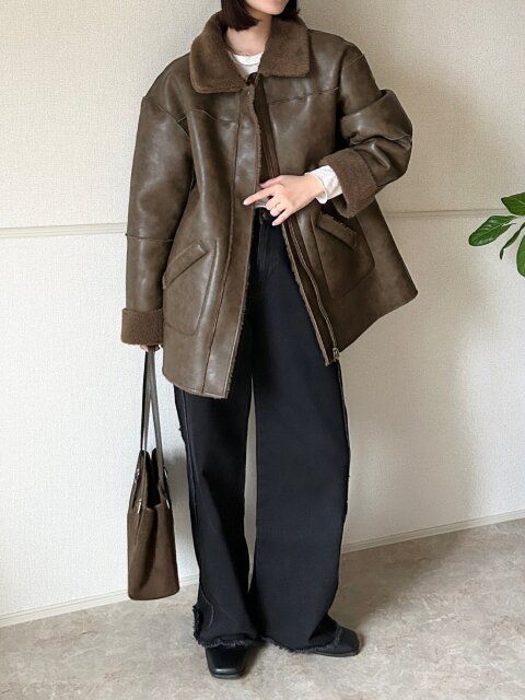 ウィメンズフレイサイドワイドデニムパンツとムートンジャケットコーデ