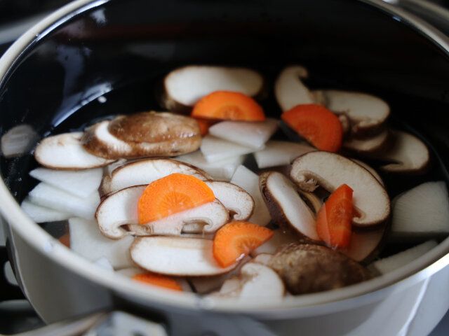 鍋に水と顆粒だしを入れたら、1も入れて鍋肌が沸々し始めてから、中火で6～7分煮る。