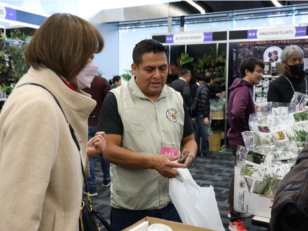 国内外の出展者と来場者でにぎわう花と緑のマーケット