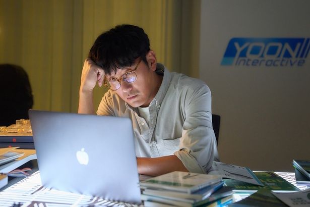 パソコンの画面を見つめて会社経営に悩むチャンウク [c]2025 MICHIGAN Venture Capital, WYSWYG Studio, WALKHOUSECOMPANY & FILMMOMENTUM,All Rights Reserved