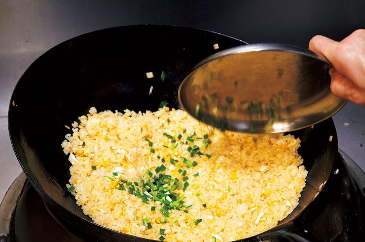 葉にんにくを加えて、ひと混ぜ