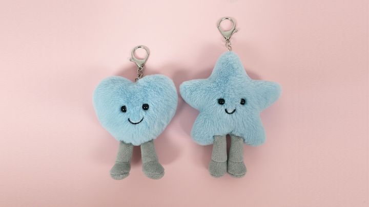 〈左〉MAKE-A-WISH スター マスコット ￥2,750 〈右〉MAKE-A-WISH ハート マスコット ￥2,750