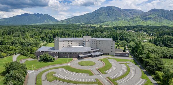 【熊本県阿蘇市】阿蘇五岳を望む「亀の井ホテル 阿蘇」で、天然温泉の露天風呂と北欧産サウナを楽しむ