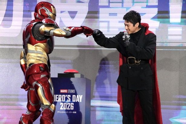 【写真を見る】山田裕貴、アイアンマンとグータッチ！対面に大感激