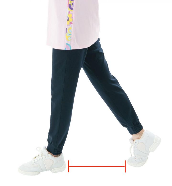 【Point】両足の間は1歩半以上を目指しましょう。