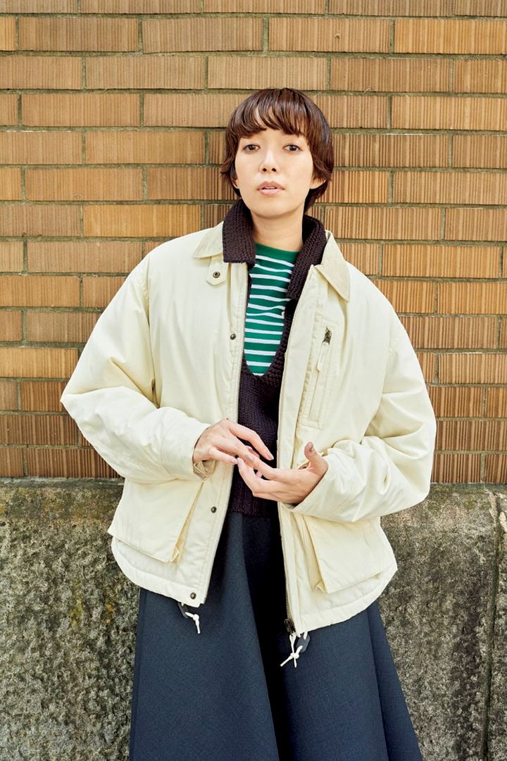 ジャケット¥16,995（フリークス ストア／フリークス ストア渋谷） ニット¥29,700（NKNIT） Tシャツ¥12,100（シップス ナインケース／シップス インフォメーションセンター） スカート¥28,600（ジャーナル スタンダード レサージュ／ジャーナル スタンダード レサージュ 銀座店）