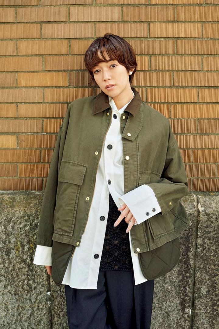 ジャケット¥45,100（カレンソロジー／カレンソロジー 新宿） シャツ¥52,800（キャバン／キャバン 丸の内店） ミニスカートとしてはいたチューブトップ¥26,400（ボールジィ／トゥモローランド） パンツ¥39,600（チノ／モールド） イヤリング¥68,200（プラウ）