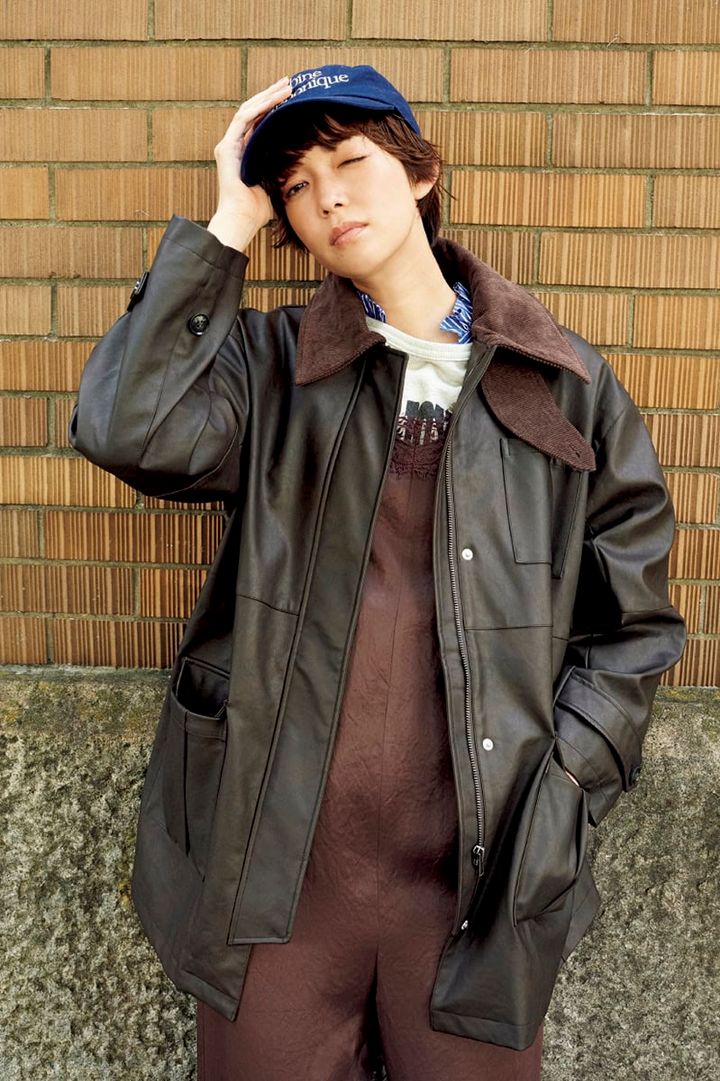 ジャケット¥22,000（ファーストハンド） サロペット¥31,900（サロン アダム エ ロペ） 中に着たシャツ¥8,800（ジャーナル スタンダード レリューム／ジャーナル スタンダード レリューム ルミネ新宿店） 中に着たスウェットトップス¥14,850（ミクスタ／スピック＆スパン ルミネ有楽町店） キャップ¥8,250（ザ シンゾーン／シンゾーン ルミネ新宿店）