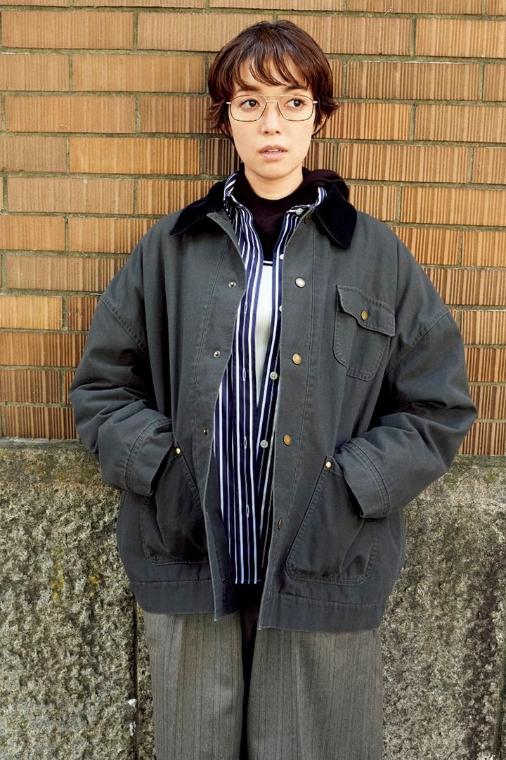 ジャケット¥15,450（フリークス ストア／フリークス ストア渋谷） シャツ¥23,100（ジャーナル スタンダード レサージュ／ジャーナル スタンダード レサージュ 銀座店） 中に着たタンクトップ¥27,500（キャバン／キャバン 丸の内店） 中に着たフーディニット¥19,800（サロン アダム エ ロペ） ハーフパンツ¥29,700（コンテ／コンテ 青山店） メガネ（スタイリスト私物）