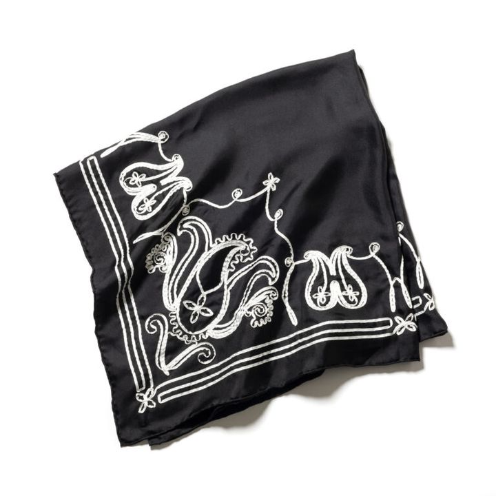 黒スカーフ¥35,200／アソース メ レ（アイネックス）