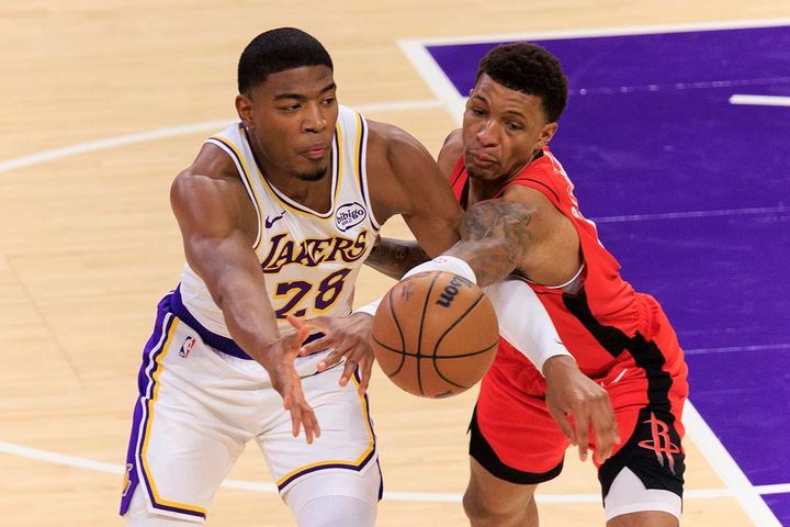 レイカーズの八村塁（写真左）（C）ロイター