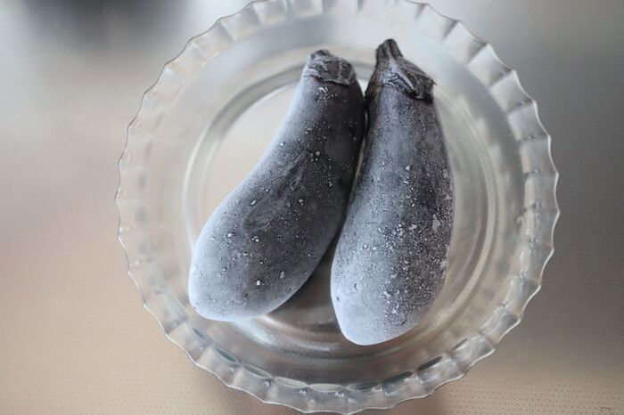 なすは「まるごと冷凍」が正解！？驚きのおいしさ＆時短テクを検証してみた！