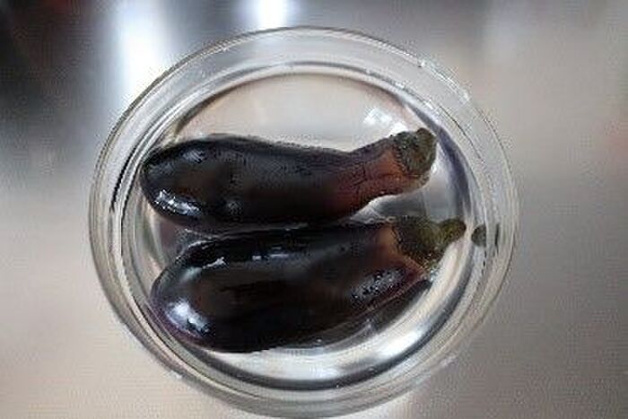 なすは「まるごと冷凍」が正解！？驚きのおいしさ＆時短テクを検証してみた！