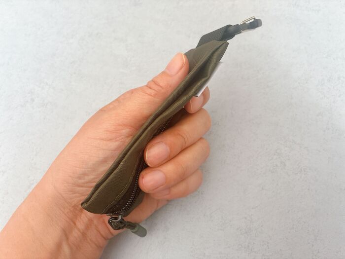 【セリア】ファスナーしかないじゃん…→開けて仰天！『極薄ポーチ』の実力が凄かった。超おすすめです♪