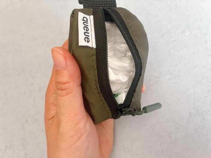 【セリア】ファスナーしかないじゃん…→開けて仰天！『極薄ポーチ』の実力が凄かった。超おすすめです♪