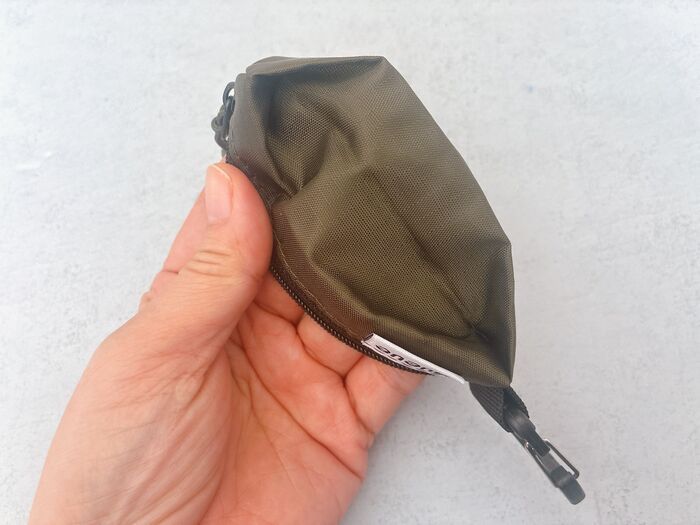 【セリア】ファスナーしかないじゃん…→開けて仰天！『極薄ポーチ』の実力が凄かった。超おすすめです♪