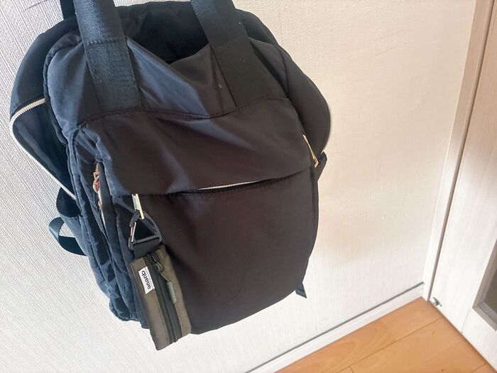 【セリア】ファスナーしかないじゃん…→開けて仰天！『極薄ポーチ』の実力が凄かった。超おすすめです♪