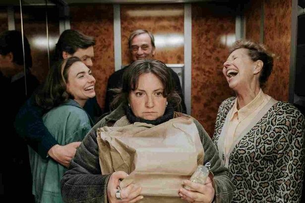 自身のルーツをたどりたいという繊細で神経質な娘ルーシー [c] 2024 SEVEN ELEPHANTS, KINGS&QUEENS FILMPRODUKTION, HAI?KU FILMS