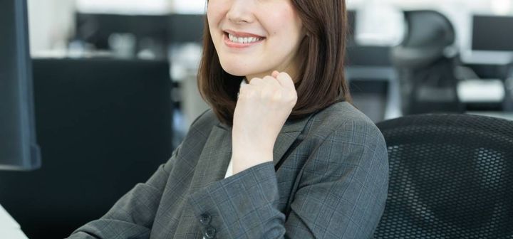 ガッツポーズする人