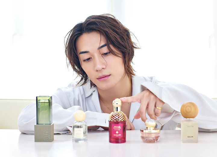 『ゲラン』の「アプソリュ アレゴリア フローラブルーム」に釘付け！ 「甘い香りはあんまり得意ではないのですが、魅惑的で幻想的な香りの世界に一気に引き込まれました」（砂田将宏）