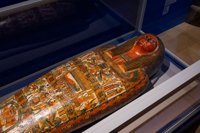 《神官ホル（ホルス）のカルトナージュとミイラ》前760～前558年頃 ブルックリン博物館蔵