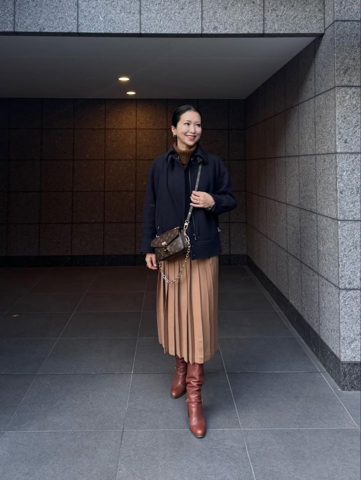 Boulson … The SECRET CLOSET、Knit … Weekend Max、Mara、Skirt,Boots … Dior、Bag … Louis Vuitton