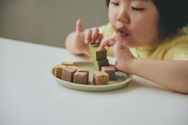 名古屋の梅花堂紙業から“自分をいたわる”間食アイテム「たんぱくキューブ」が登場！