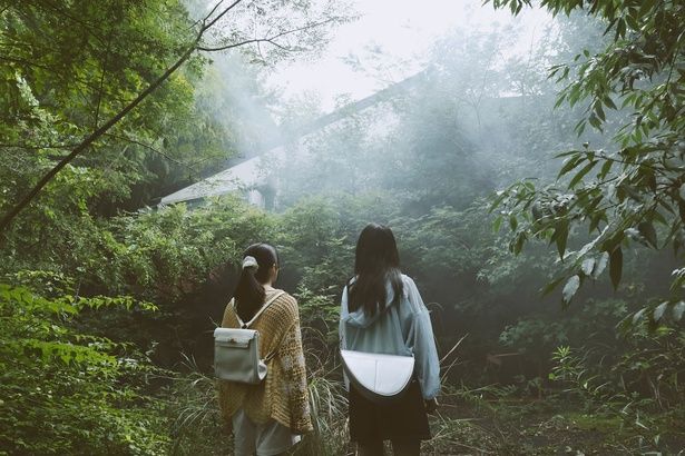 さらなる刺激を求め、地元で噂の廃墟に潜入する美咲と皐月。おどろおどろしい雰囲気に震える！ [c]2025 「とれ！」製作委員会