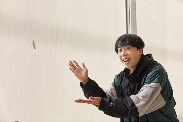 撮影中にカマキリを見つけて喜ぶ無邪気な一面を見せてくれたコウイチ監督 撮影/河内彩