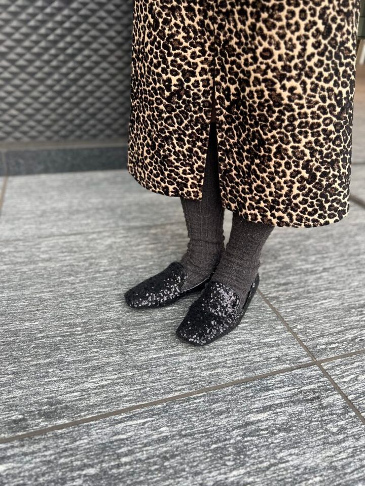 スパンコールが控えめながらもドレッシーな装いへと後押し