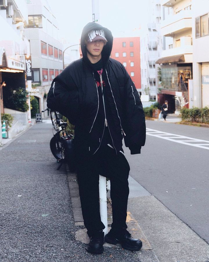 【スナップ】パリコレの新星ブランド「マティエール・フェカル」が主役のオールブラックコーデ