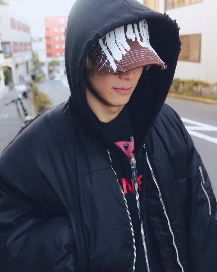 【スナップ】パリコレの新星ブランド「マティエール・フェカル」が主役のオールブラックコーデ