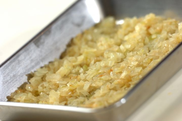 黄金比でおいしいハンバーグ ソースも簡単手作り by金丸 利恵さんの下準備1