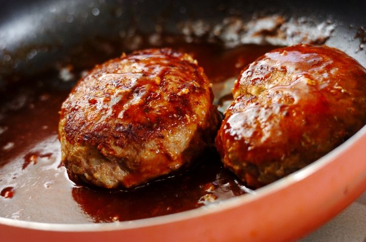 黄金比でおいしいハンバーグ ソースも簡単手作り by金丸 利恵さんの作り方6