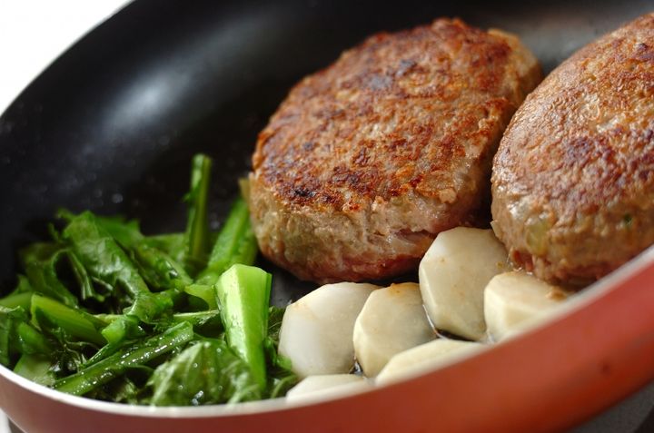 黄金比でおいしいハンバーグ ソースも簡単手作り by金丸 利恵さんの作り方4