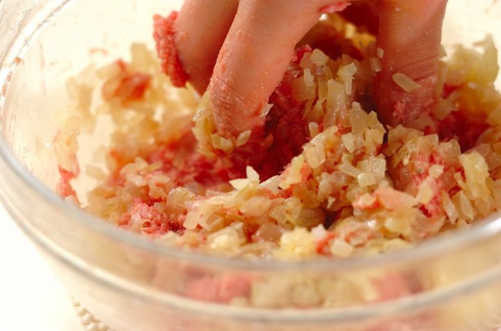 黄金比でおいしいハンバーグ ソースも簡単手作り by金丸 利恵さんの作り方2