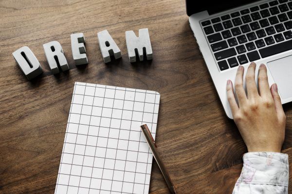 パソコンとノートとDREAMのブロック