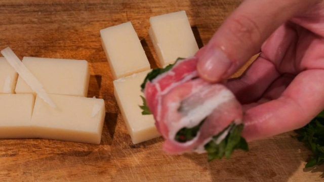 お餅としそを巻いた豚肉