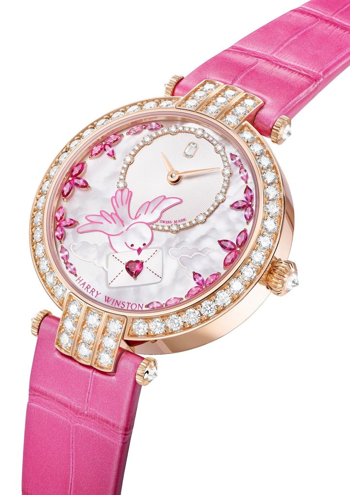 （CAP）ふんわりした雲は、薄く削られたマザー・オブ・パールを枠の中に丁寧に並べて作り上げる、極めて高度なマルケトリ技法によって表現されている