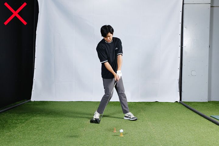 ラウンド中にダフリが出る原因は？「地面を見て素振り」でミスを防ごう