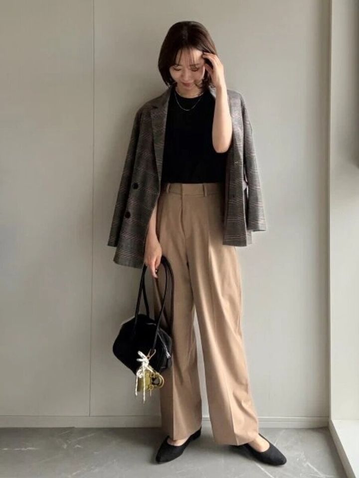 ユニクロタックワイドパンツベージュきれいめ通勤コーデ