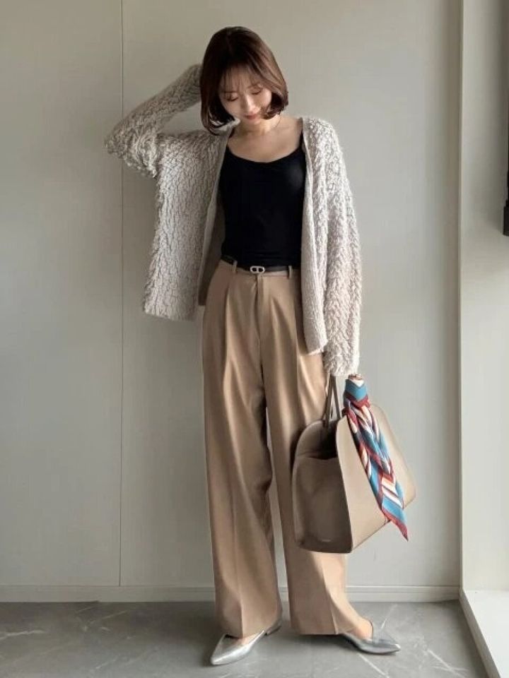 ユニクロタックワイドパンツベージュリラクシーカジュアルコーデ