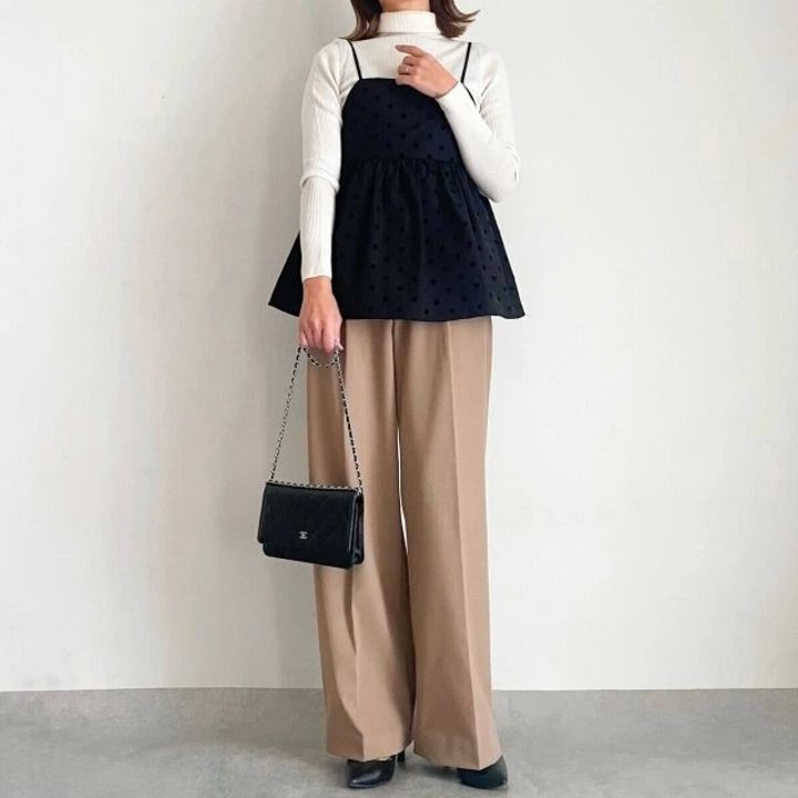 ユニクロタックワイドパンツベージュビスチェコーデ