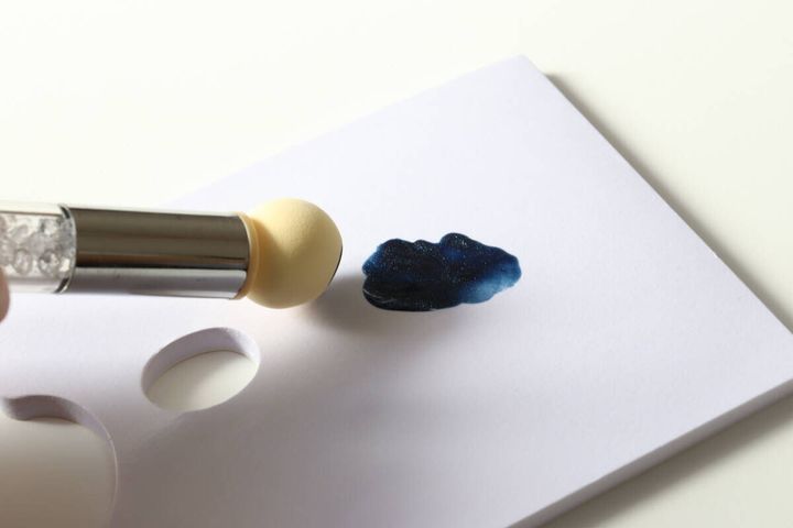 ダイソーのネイルアートスポンジブラシにジェルを付ける