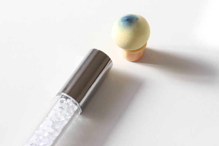 ダイソーのネイルアートスポンジブラシのスポンジを取り外す