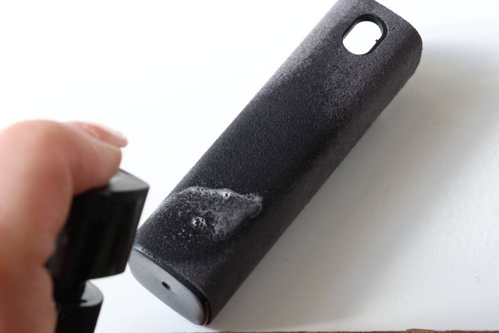 ダイソーのスクリーンクリーナー スプレーボトル マイクロファイバークロス 一体型をスプレーする