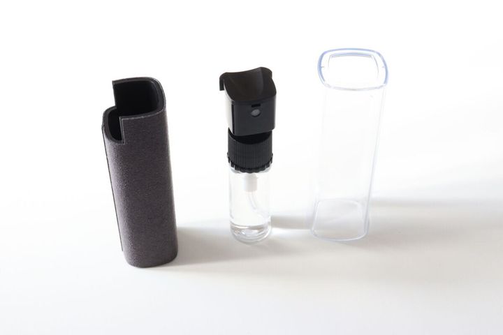 ダイソーのスクリーンクリーナー スプレーボトル マイクロファイバークロス 一体型を分解した状態