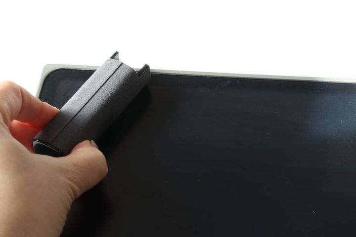 ダイソーのスクリーンクリーナー スプレーボトル マイクロファイバークロス 一体型で画面を拭く